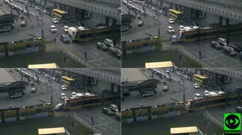 Kamera uchwyciła moment zderzenia osobówki z tramwajem