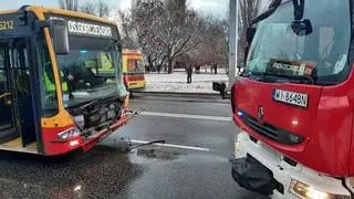 Zderzenie auta osobowego z autobusem na Mokotowie 