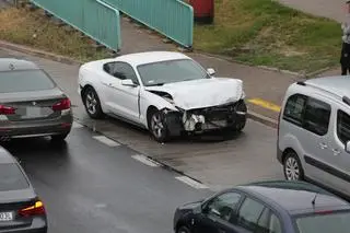 Mustang uderzył w barierki