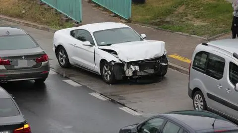 Mustang na barierkach w alei Prymasa Tysiąclecia