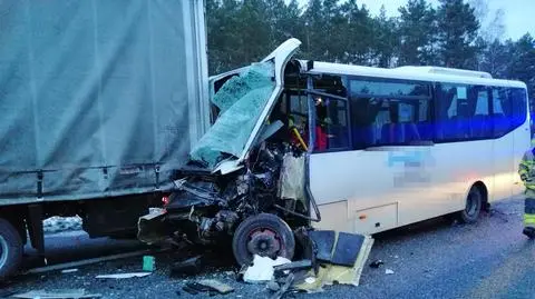 Zderzenie dwóch samochodów ciężarowych i autobusu na S8. Policja: osiem osób rannych