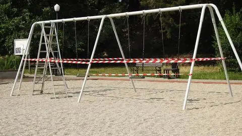 Huśtawki i trampolina wygrodzone taśmą. Problemy na popularnym placu zabaw  