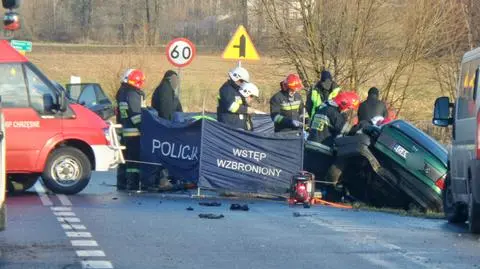 Tragiczny wypadek pod Tłuszczem: trzy osoby nie żyją, trzy są ranne