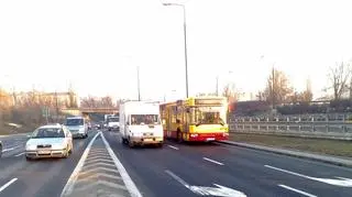 Kierowcy muszą omijać zepsuty autobus - 
fot. TVN Warszawa