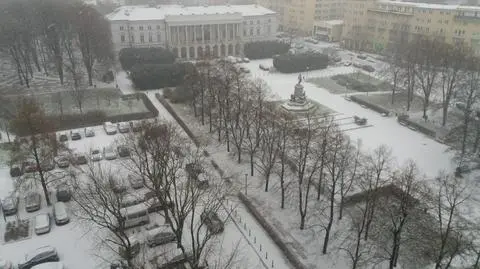 Sypnęło śniegiem, posypywarki na ulicach. "Trudne warunki na drogach"