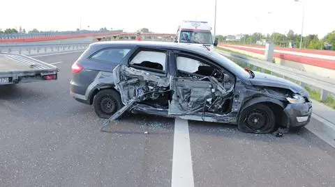 Wypadek na S79. "Samochód uderzył w barierki"