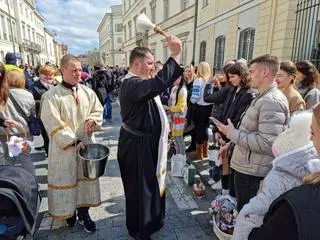 Tłum wiernych przed cerkwią na Miodowej podczas nabożeństwa wielkanocnego 