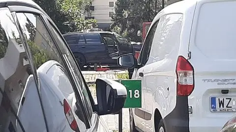 Przygniotło go auto, które naprawiał. Mężczyzna nie żyje 