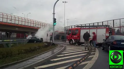 Pożar auta na węźle Marsa. "Uderzył w barierki i zapalił się"