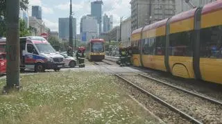 Samochód osobowy wjechał pod tramwaj