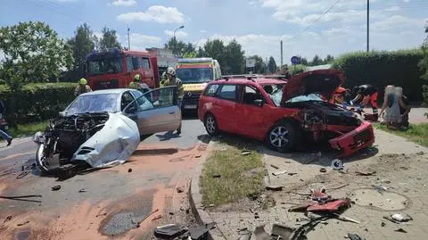 Czołowe zderzenie, dwaj kierowcy w szpitalu