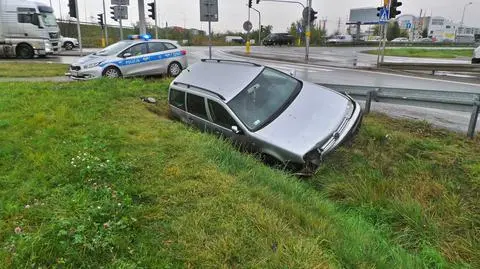 Auto w rowie, kierowca "oddalił się"