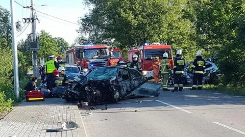 Czołowe zderzenie pod Piasecznem. Dwie osoby ranne. Śmigłowiec w akcji