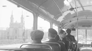 Pasażerowie w autobusie 132 w 1956 roku