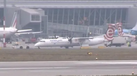 Bombardier usunięty z pasa startowego. Pozostanie jeszcze na terenie lotniska