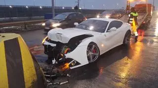 Ferrari uderzyło w barierę na dojeździe do A2