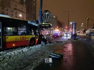 Autobus uderzył w słup trakcji 