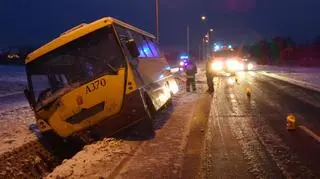 Autobus po zderzeniu wpadł do rowu 