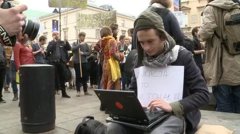 Nawet 1400 zł za oddanie pracy po terminie. Protest studentów przed UW