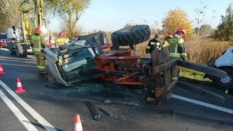 Bus zderzył się z ładowarką pod Otwockiem