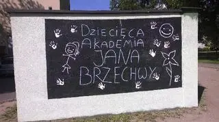 Autorką projektu jest Krystyna Brzechwa, córka Jana Brzechwy