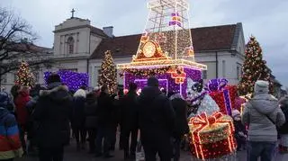 Mieszkańcy podziwiają iluminację