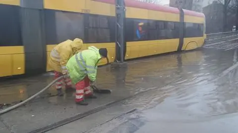 Jezioro na torowisku. "Tramwaje muszą zwolnić"