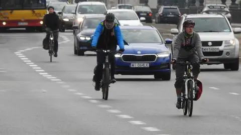 Rowerzyści na moście Poniatowskiego 