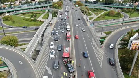 Kolizja na Trasie Łazienkowskiej. "Jeden z kierowców oddalił się"