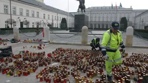 Sprzątają znicze na Krakowskim Przedmieściu