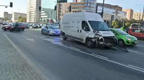 Kolizja na rondzie ONZ. Auto utrudniało przejazd