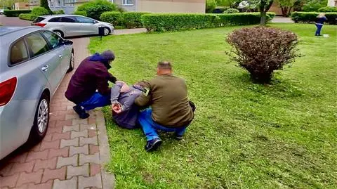 Na trawnik spadła siatka z gotówką. Młody mężczyzna ją chwycił i zaczął biec