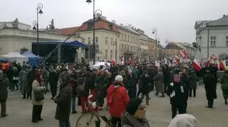 Ludzie zgromadzili się przed Pałacem Prezydenckim 