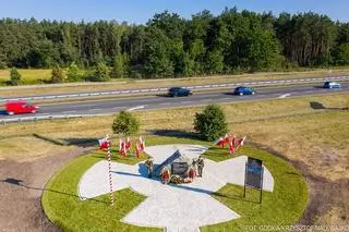 Obelisk przy S8 upamiętniający żołnierzy walczących w Bitwie Warszawskiej 