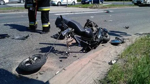 Skuter w strzępach po zderzeniu z fiatem