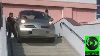 Samochód zawisł na schodach