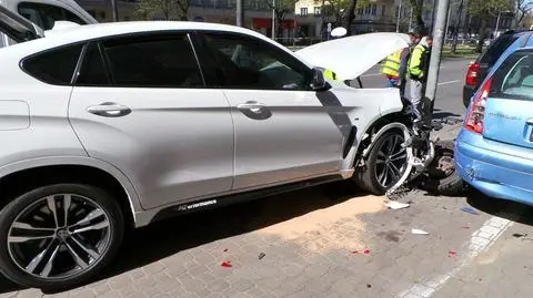 Stłuczka na Puławskiej. Cztery rozbite samochody, skoszony parkometr