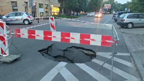 Wielka wyrwa w Śródmieściu. "Jezdnia całkowicie się zapadła"