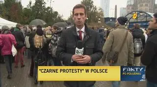 Czarny Protest. Protestujący przed metrem