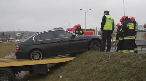 Mercedes zderzył się z BMW. "Jedno auto na nasypie"