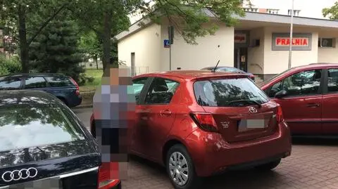 On blokował chodnik, ona go potrąciła. Ona ukarana, on uznany za winnego