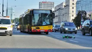 Jechał hulajnogą, zderzył się z autobusem