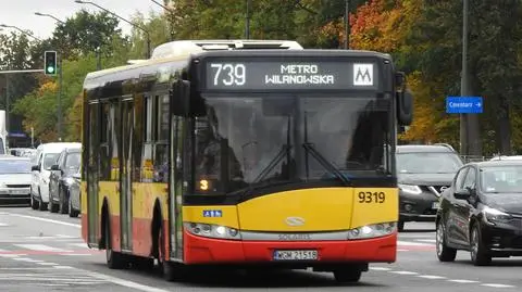 Autobusem nawet 15 minut krócej. Drogowcy podsumowują, jak się sprawdza buspas na Puławskiej