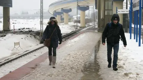 Schody pełne topniejącego śniegu. "Można się po nim przejechać"