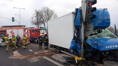 Zderzył się z innym autem, potem uderzył w sygnalizator. Szoferka zmiażdżona