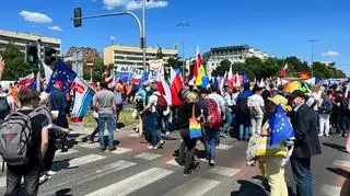 Uczestnicy marszu gromadzą się na placu Na Rozdrożu