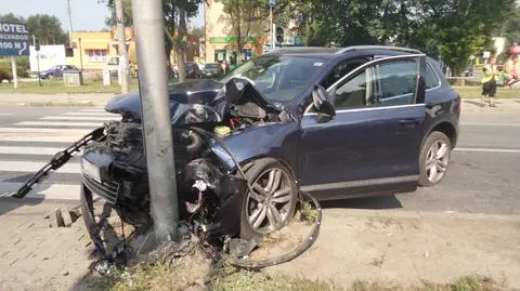 Wypadek w Markach, troje rannych.  Autobus zablokował objazd