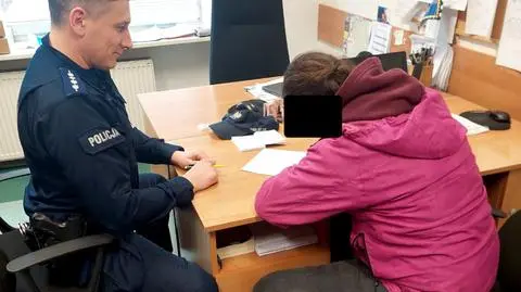 Kłótnię z partnerem odreagowała na zaparkowanych autach. Powyrywane lusterka i wycieraczki
