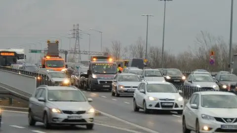 Znów zderzenie na S8, znów korek na moście