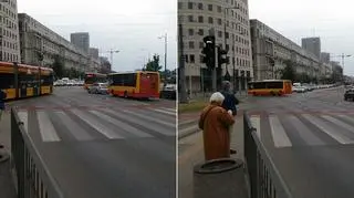 Autobus przejeżdża przez skrzyżowanie